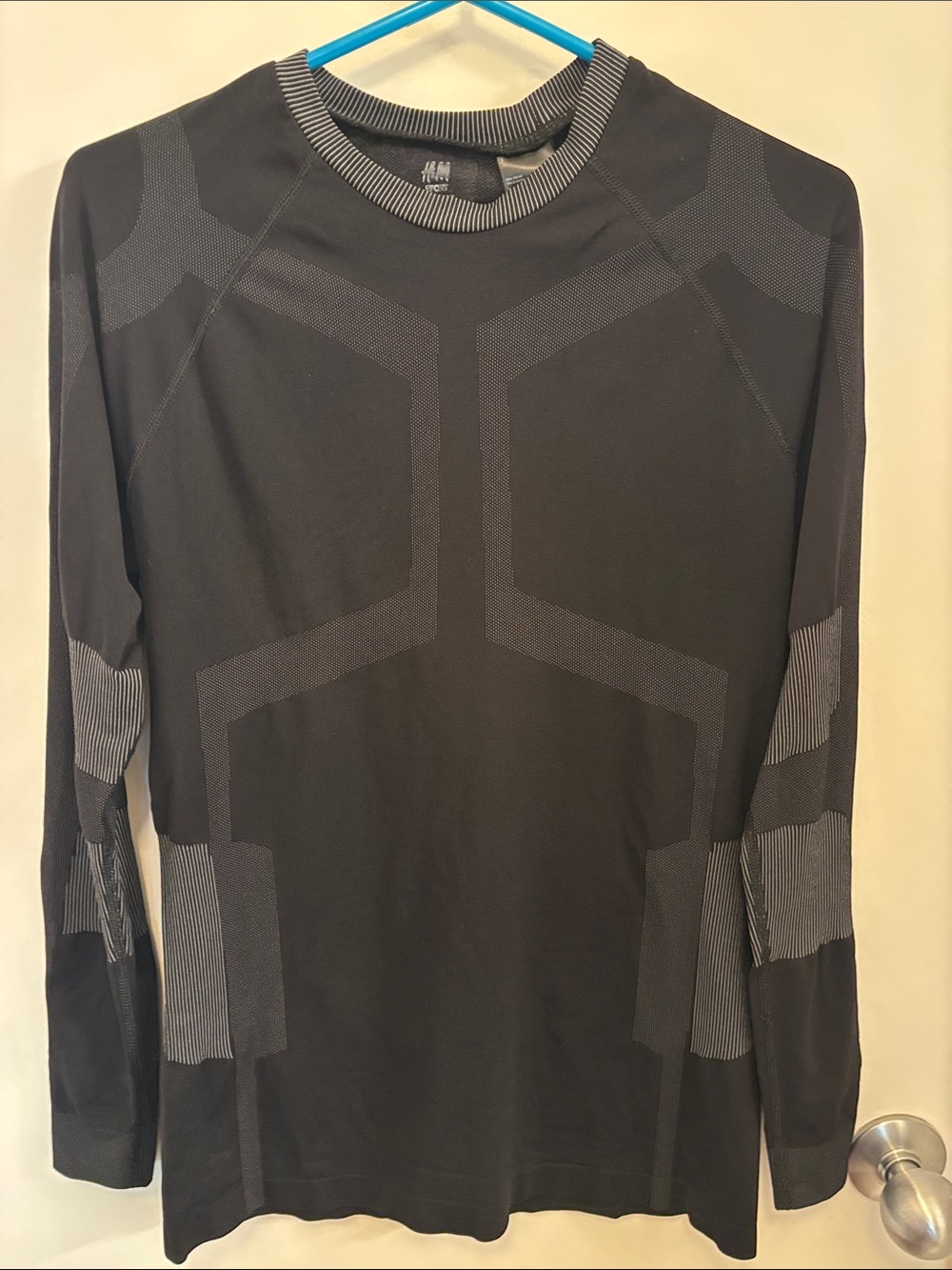 H&M Men’s Long Sleeve Seamless Crew in Black and Gray - compression wear